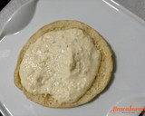 Foto del paso 3 de la receta: Tosta sobre pan de pita de salmón, crema de huevo y queso gorgonzola con cobertura de pistachos