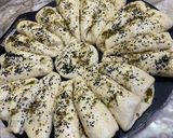 صورة لخطوة 2 من وصفة الفطائر الذهبية بطعم الزعتر وحبة البركة
