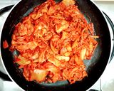 รูปขั้นตอนการทำที่ 2 ของ เต้าหู้กับกิมจิผัด (เต้าหู้กิมจิ) stir fried pork with kimchi and tofu