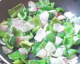 A picture of step 2 of Rich & Creamy Onion Capsicum masala.