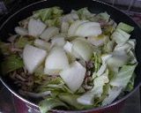A picture of step 2 of Vegetable-Packed Yaki Udon.