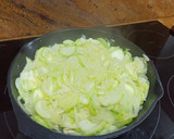 Foto del paso 2 de la receta: Pastel de calabacín con palitos de mar (surimi)