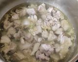Foto langkah ke 1 dari resep Tom Kha Gai (Thai Coconut Chicken Soup).