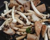 Hình bước làm 4 của món Nấm linh chi trắng xào chả chay - cho tín đồ thèm nấm 😋