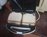 Foto del paso 3 de la receta: Sándwich de jamón serrano, queso de cabra, espinacas y huevo duro