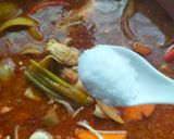 Gambar langkah 4 resipi Tomyam Campur (udang, sotong dan ayam).