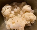 Une image de l'étape 1 de Soupe Mont-Blanc, chou-fleur et marrons.