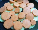 Gremolátás fűszervajas csirke, színes körettel és salátával recept fázis 4 fotója