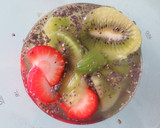 Foto del paso 3 de la receta: Jugo isotónico de fresa, kiwi y semilla de chía enriquecido con Agua de Mar