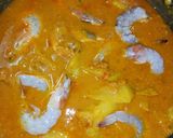 A picture of step 8 of Gaeng Som with Shrimp and Green Papaya.