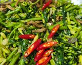 Foto langkah ke 6 dari resep Tumis Kangkung Bunga Pepaya.