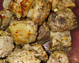 Foto del paso 3 de la receta: Arroz con costillas adobadas con chimichurri, habitas, papada y tocineta