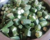 A picture of step 1 of Bhindi Aloo Fry.