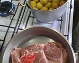 Foto del paso 1 de la receta: Chuleta de cerdo con miel y papines al verdeo