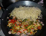 Foto del paso 4 de la receta: Fideos con verduras salteadas y camarón
