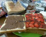 Foto langkah ke 2 dari resep Roti Bakar Nutella Strawberry.