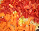 Foto del paso 2 de la receta: Noodles con verduras, cherrys y cerdo con piñones al Wok