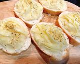 Hình bước làm 2 của món Bánh mì với khoai tây nghiền phủ phomai đút lò