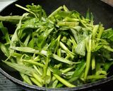 รูปขั้นตอนการทำที่ 4 ของ ผักบุ้งไฟแดงลุยไข่ขาว