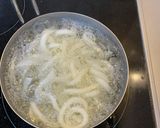A picture of step 2 of Dashi Doraku Udon Soup.