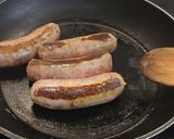 Foto del paso 1 de la receta: Espinacas frescas con uva caramelizada y salchicha criolla dorada