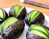 Hình bước làm 3 của món Cơm Nắm Rong Biển Kẹp Cá Ngừ