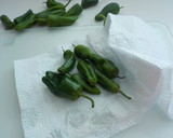 Foto del paso 3 de la receta: Rolling de espinacas con pimientos del padrón