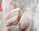 Hình bước làm 1 của món Cánh gà chiên trứng muối