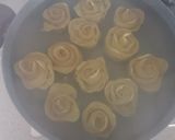 Foto del passaggio 9 della ricetta Rose di pasta fresca con ripieno di patate e salsiccia