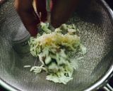 A picture of step 2 of Chicken flower dumplings.