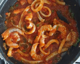 Foto del paso 2 de la receta: Arroz con calamares y langostinos