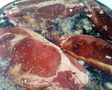 Foto del paso 5 de la receta: Chuleton marinado con cerveza