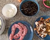Foto del paso 1 de la receta: Arroz con Butifarra, Rovellons, Trompetas de la Muerte y Champiñones Portobello