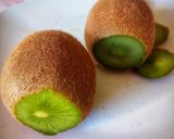 Foto del paso 2 de la receta: Kiwis rellenos con quesos, en salsa de kiwis