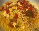 Foto del passaggio 3 della ricetta Spaghetti in padella 84 datterini e feta