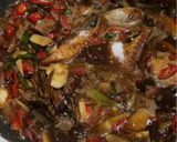 Foto langkah ke 3 dari resep Ikan Tongkol Kecap Pedas.