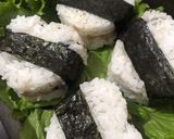 Foto langkah ke 3 dari resep Onigiri Tuna Mayo.
