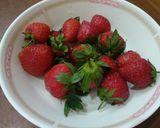 Foto langkah ke 1 dari resep Korean Strawberry Milk.