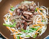 รูปขั้นตอนการทำที่ 5 ของ เส้นบุกผัดหมูเส้นพริกหวาน