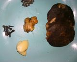 A picture of step 3 of Dafadukar shinkafa mai daddawa da dafaffen kwai da nama.