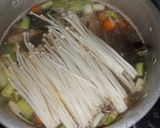 Foto langkah ke 4 dari resep Sup Ayam ala PakMin Klaten dengan Jamur Enoki.