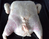 Foto del paso 5 de la receta: Pollo relleno con piñones y cebolla confitada