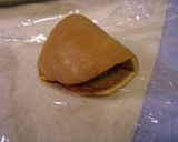 A picture of step 18 of Dorayaki from a Japanese Confectionery Shop.