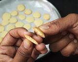 காயின் பிஸ்கெட் அல்லது முட்டை பிஸ்கெட் (Coin Biscuit recipe in tamil) ரெசிபி ஸ்டேப் 8 புகைப்படம்