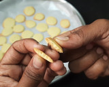 காயின் பிஸ்கெட் அல்லது முட்டை பிஸ்கெட் (Coin Biscuit recipe in tamil) ரெசிபி ஸ்டேப் 8 புகைப்படம்