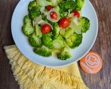 Foto langkah ke 5 dari resep Tumis Broccoli & Tomat Cherry.