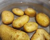 Foto del paso 1 de la receta: 🥔🧀 Llapingachos 🧀 Tortillitas de papa rellenas de queso, a la sartén 🧀🥔