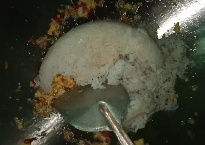 Langkah-langkah untuk membuat Resep Nasi Goreng Kampung Rumahan Ngalahin Restoran ðŸ˜