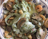Foto del paso 7 de la receta: Tallarines de konjac con champiñones, langostinos y salsa de espinacas