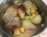 Foto del paso 1 de la receta: Peras en infusión de jengibre e hibisco con canela
